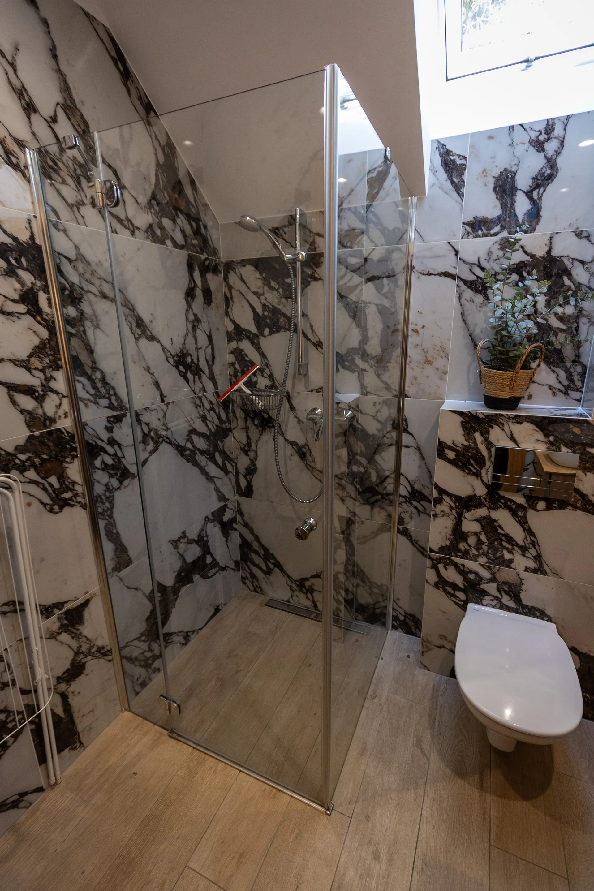 Salon z niebieską sofą i tapetą w kwiaty, przytulna strefa wypoczynkowa — Apartament 2 Poezja Ciszy Dębki
